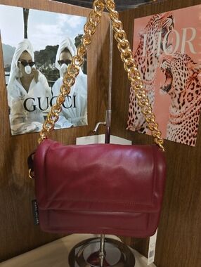Marc Jacobs Women's Shoulder Bag in Burgundy with Gold Chain NWT